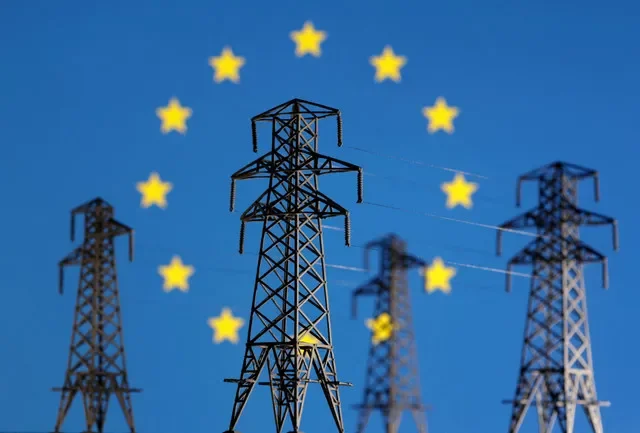 EU旗の前に置かれた送電網のミニチュア(2022年12月5日撮影) REUTERS/Dado Ruvic/Illustration/File Photo