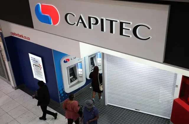 Clientes aguardam em fila para sacar dinheiro em um caixa eletrônico de uma agência do Capitec Bank em Joanesburgo, África do Sul, 17 de abril de 2025. REUTERS/Siphiwe Sibeko