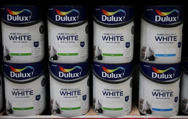 กระป๋องสี Dulux ซึ่งเป็นแบรนด์ของ AkzoNobel วางอยู่บนชั้นวางของร้านค้าปลีก DIY ในเมืองแมนเชสเตอร์ ประเทศอังกฤษ เมื่อวันที่ 14 มิถุนายน 2024 ภาพโดย REUTERS/Phil Noble