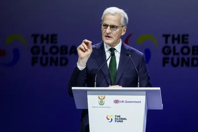 O primeiro-ministro norueguês Jonas Gahr Stoere fala durante a Oitava Cúpula de Reposição do Fundo Global, um fundo para combater a AIDS, a tuberculose e a malária, paralelamente à cúpula do G20 programada para 22 e 23 de novembro, em Joanesburgo, África do Sul, 21 de novembro de 2025. REUTERS/Yves Herman