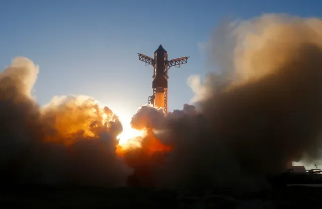 ẢNH TƯ LIỆU: Tên lửa đẩy Super Heavy của SpaceX mang theo tàu vũ trụ Starship cất cánh trong chuyến bay thử nghiệm thứ 11 tại bãi phóng Starbase của công ty ở Texas, Hoa Kỳ, ngày 13 tháng 10 năm 2025. REUTERS/Steve Nesius/File Photo