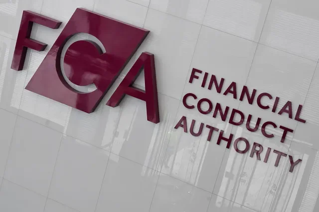 El logotipo de la Autoridad de Conducta Financiera (FCA) se observa en sus oficinas centrales en Londres, Gran Bretaña. REUTERS/Toby Melville