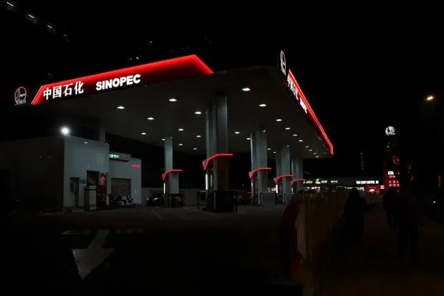 FOTO DE ARQUIVO: Um posto de gasolina da Sinopec é iluminado à noite em Pequim, China, 13 de março de 2026. REUTERS/Florence Lo/Arquivo