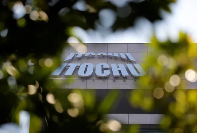 O logotipo da Itochu Corp é visto do lado de fora da sede da empresa em Tóquio, Japão, em 7 de novembro de 2016. REUTERS/Toru Hanai