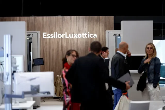 Vista del logotipo del espacio de exhibición de EssilorLuxottica en SILMO en Villepinte, cerca de París, Francia, el 24 de septiembre de 2022. REUTERS/Benoit Tessier