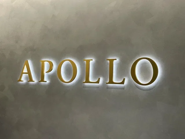 Logotipo da Apollo Global Management em seu escritório em Tóquio, Japão, em 20 de outubro de 2025. REUTERS/Miho Uranaka