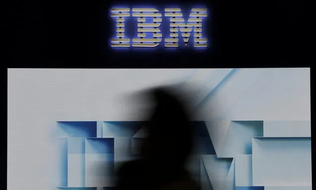 スペインのバルセロナで開催されたモバイル・ワールド・コングレス(MWC)でIBMのロゴの前を歩く来場者、2026年3月3日撮影。REUTERS/Nacho Doce/File Photo