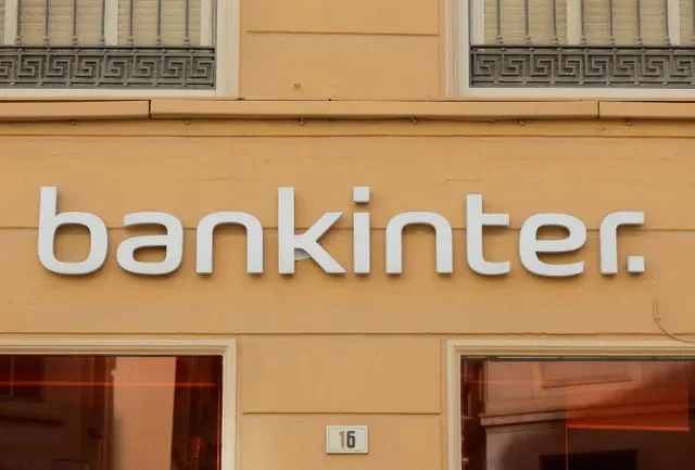 El logotipo de Bankinter se observa en la fachada de una sucursal bancaria en Málaga, España, el 24 de abril de 2024. REUTERS/Jon Nazca