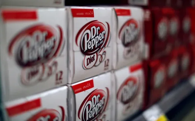 Latas de refrigerante Dr Pepper à venda em um supermercado na Califórnia, Estados Unidos. REUTERS/Mario Anzuoni/File Photo