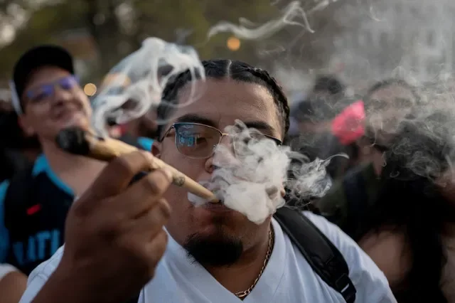Một người tham gia lễ hội Mile High 420 hút cần sa tại Denver, Colorado, Hoa Kỳ, ngày 20 tháng 4 năm 2026. REUTERS/Cheney Orr