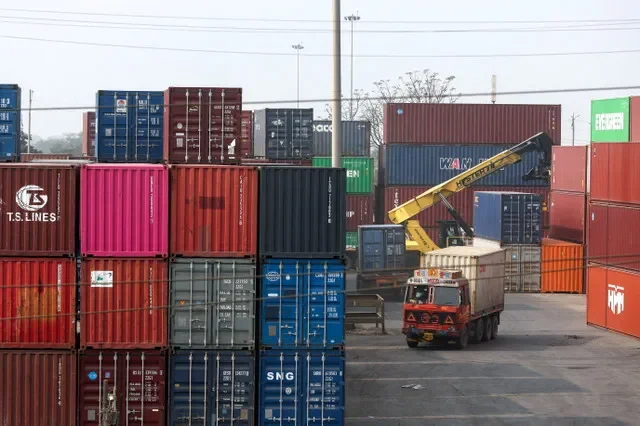 Un camión circula por un patio de contenedores de transporte en Navi Mumbai, India, el 4 de febrero de 2026. REUTERS/Francis Mascarenhas/Archivo