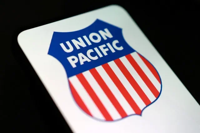 โลโก้ของ Union Pacific ในภาพประกอบที่ถ่ายเมื่อวันที่ 5 สิงหาคม 2025 REUTERS/Dado Ruvic/Illustration
