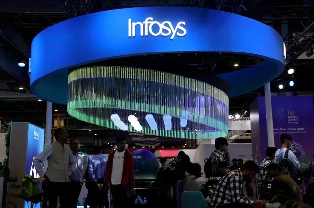 Visitantes no quiosque da Infosys no Bharat Mandapam, um dos locais do AI Impact Summit, em Nova Deli, Índia, 18 de fevereiro de 2026. REUTERS/Bhawika Chhabra/Foto de Arquivo