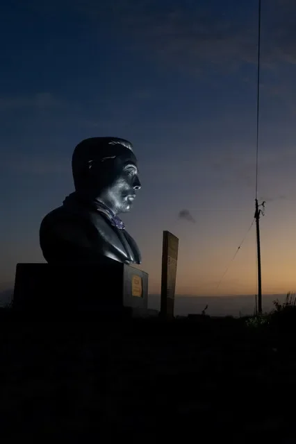 Un busto de Elon Musk durante el atardecer mientras SpaceX se prepara para su salida a bolsa cerca de Starbase, Texas. REUTERS/Carlos Barria