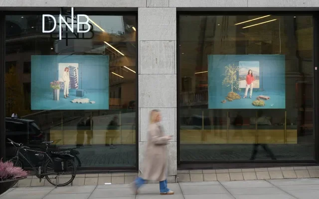 Một người đi bộ ngang qua chi nhánh của DNB tại Oslo, Na Uy, ngày 9 tháng 10 năm 2025. REUTERS/Tom Little