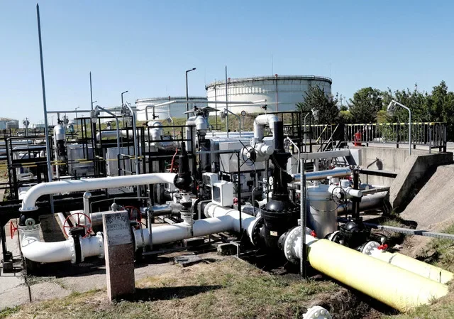 A view of the Druzhba oil pipeline infrastructure at the MOL Group Danube Refinery in Szazhalombatta, Hungary. REUTERS/Bernadett Szabo/File Photo