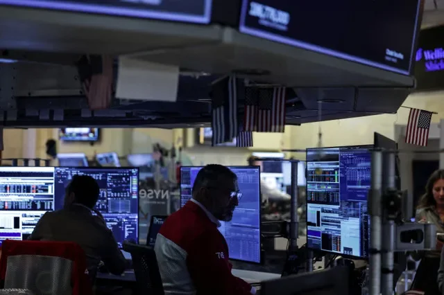 เทรดเดอร์กำลังปฏิบัติหน้าที่บนพื้นตลาดหลักทรัพย์นิวยอร์ก (NYSE) ในนครนิวยอร์ก สหรัฐอเมริกา เมื่อวันที่ 23 เมษายน 2026 ภาพโดย REUTERS/Jeenah Moon
