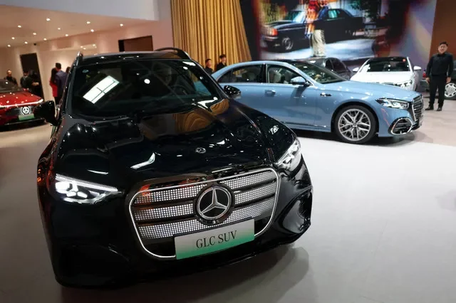 سيارة مرسيدس-بنز GLC SUV معروضة في معرض بكين الدولي للسيارات في بكين، الصين، 24 أبريل 2026. تصوير: مكسيم شيميتوف/رويترز