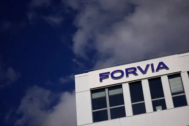 El logotipo de Forvia se observa en el edificio de la empresa en Nanterre, cerca de París, Francia, el 16 de octubre de 2024. REUTERS/Sarah Meyssonnier