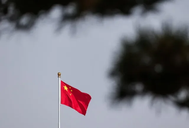 北京の天安門広場で風にたなびく中国国旗。2026年3月3日撮影。REUTERS/Maxim Shemetov