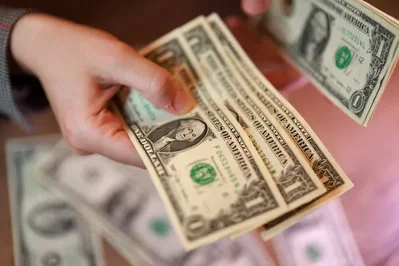 Dólar sobe na semana com tensões no Oriente Médio