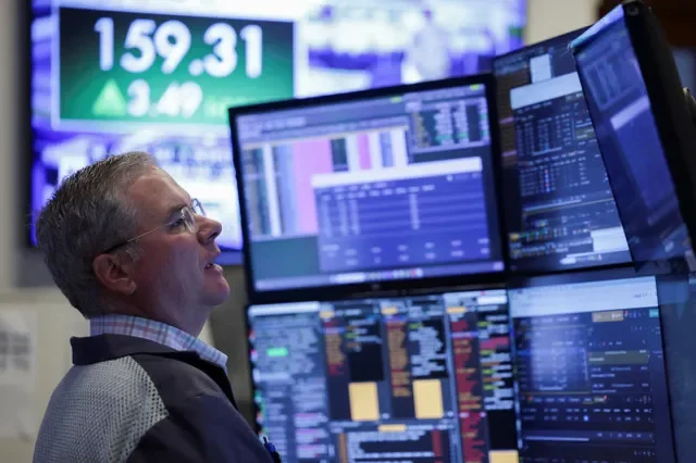 เทรดเดอร์ปฏิบัติหน้าที่บนพื้นตลาดหลักทรัพย์นิวยอร์ก (NYSE) ในนครนิวยอร์ก สหรัฐอเมริกา เมื่อวันที่ 16 เมษายน 2026 REUTERS/Jeenah Moon/File Photo