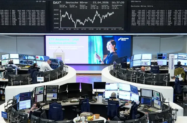 ดัชนีหุ้น DAX ของเยอรมนีแสดงผลบนหน้าจอที่ตลาดหลักทรัพย์ในแฟรงก์เฟิร์ต เมื่อวันที่ 23 เมษายน 2026 ท่ามกลางความกังวลของนักลงทุนทั่วโลก REUTERS/Staff