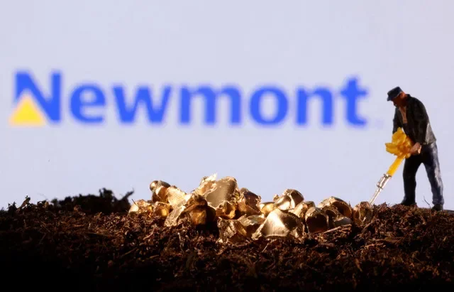 Una pequeña figura de juguete y una imitación de oro se ven frente al logo de Newmont en esta ilustración tomada el 19 de noviembre de 2021. REUTERS/Dado Ruvic/Ilustración/Archivo