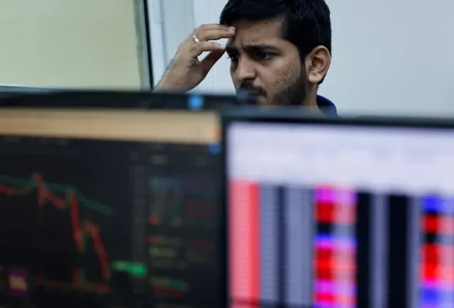 Un corredor de bolsa reacciona mientras opera en su terminal de computadora dentro de una firma de corretaje de valores en Mumbai, India, el 23 de julio de 2024. REUTERS/Francis Mascarenhas