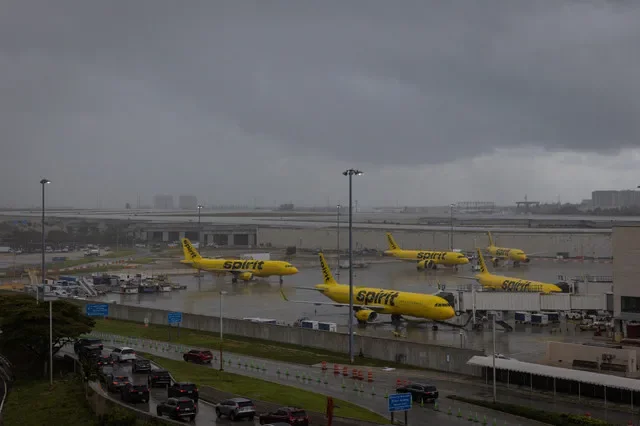 Aviões da Spirit Airlines estacionados no Aeroporto Internacional de Fort Lauderdale - Hollywood, na Flórida, EUA, em 23 de abril de 2026. REUTERS/Marco Bello