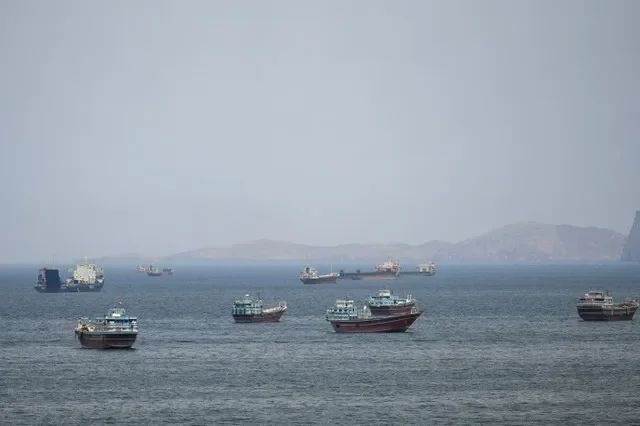 Embarcações no Estreito de Ormuz, Musandam, Omã, em 22 de abril de 2026. REUTERS/Stringer