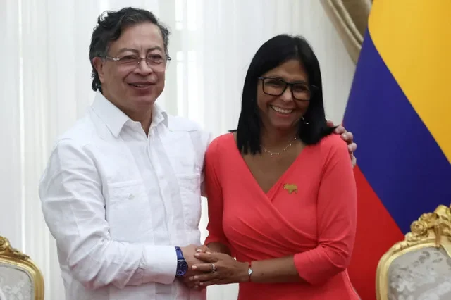 La presidenta interina de Venezuela, Delcy Rodríguez, y el presidente de Colombia, Gustavo Petro, se reúnen en Caracas, Venezuela, el 24 de abril de 2026. REUTERS/Leonardo Fernandez Viloria