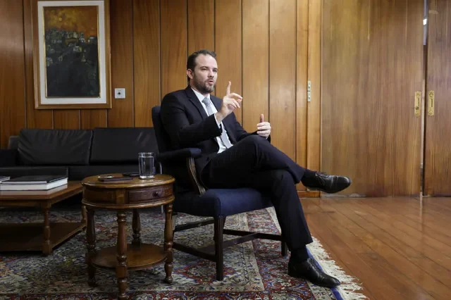 El ministro de Hacienda de Brasil, Dario Durigan, habla durante una entrevista en su oficina en Brasilia, Brasil, el 24 de abril de 2026. REUTERS/Jorge Silva