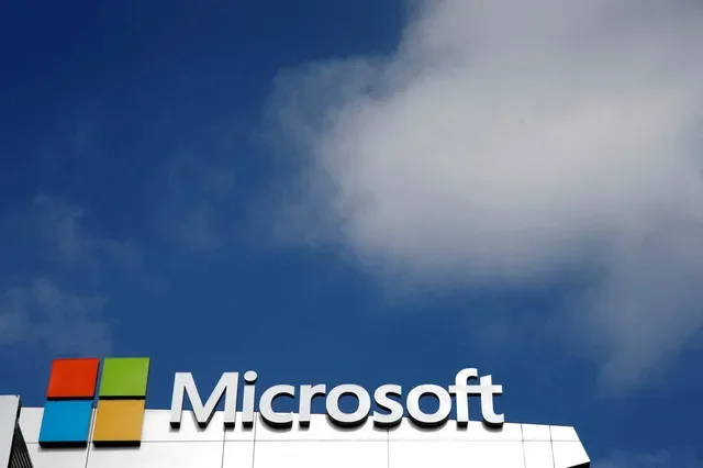 Logotipo de Microsoft junto a una nube en Los Ángeles, California, EE. UU. 14 de junio de 2016. REUTERS/Lucy Nicholson/Archivo