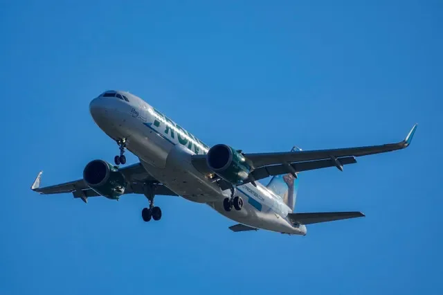 Um avião da Frontier Airlines se aproxima do Aeroporto Nacional Ronald Reagan Washington, na Virgínia, Estados Unidos, em dezembro de 2025. REUTERS/Ken Cedeno/File Photo