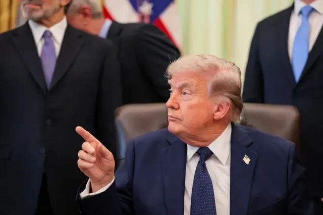 O presidente Donald Trump aponta o dedo durante evento sobre acessibilidade à saúde no Salão Oval da Casa Branca, em 23 de abril de 2026. REUTERS/Kylie Cooper