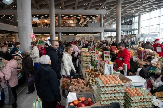 ハンガリーのブダペストにある市場で食料品を購入する人々(2022年12月3日) REUTERS/Marton Monus