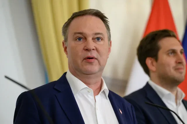 รองนายกรัฐมนตรี Andreas Babler จากพรรค Social Democrats ของออสเตรีย แถลงข่าวเกี่ยวกับแผนงบประมาณในกรุงเวียนนา ประเทศออสเตรีย เมื่อวันที่ 27 มีนาคม 2026 REUTERS/Elisabeth Mandl
