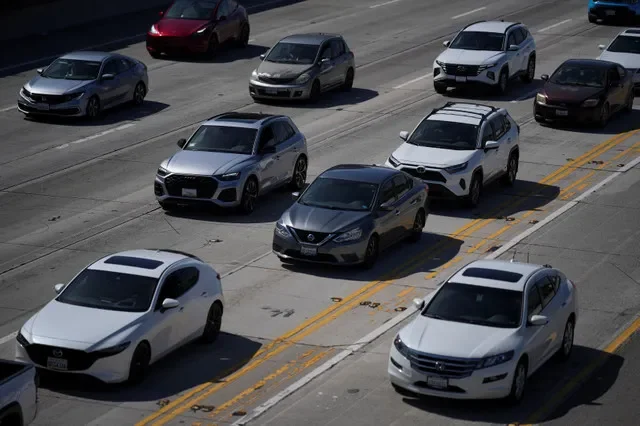 Carros trafegam pela rodovia Interstate 405 em Los Angeles, Califórnia, nos Estados Unidos, em 27 de abril de 2026. REUTERS/Daniel Cole