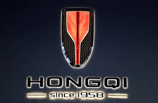 Logotipo da montadora chinesa Hongqi exibido em uma concessionária Panavto em Moscou, Rússia, em 19 de dezembro de 2025. REUTERS/Ramil Sitdikov/Foto de Arquivo
