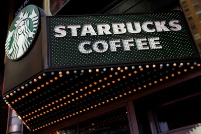 Starbucks eleva su perspectiva anual tras sólidas ventas