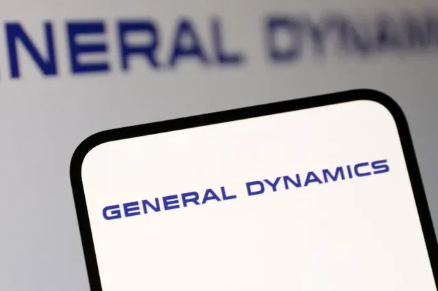 โลโก้ General Dynamics ที่ปรากฏในภาพประกอบนี้ ถ่ายเมื่อวันที่ 26 กรกฎาคม 2025 REUTERS/Dado Ruvic/Illustration