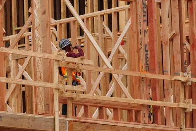 US Labor Costs Rise 0.9 Percent on Higher Benefits