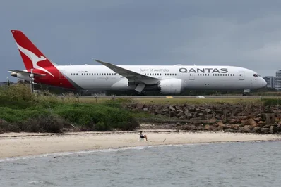Qantas kéo dài thay đổi lịch bay và cắt giảm công suất