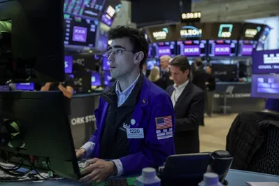 تباين العقود الآجلة في وول ستريت وسط التوترات بين أمريكا وإيران