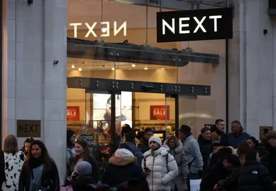 Next revê lucros em alta e planeia subida de preços