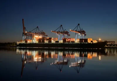 German exports rise 0.5 percent while output declines