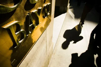 TSX falls as investors await US and Canadian jobs data