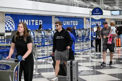 Personal de United ratifica alza salarial del 31 por ciento