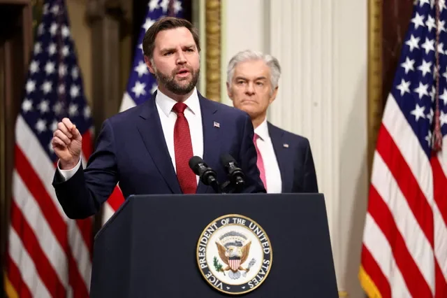نائب الرئيس الأمريكي جي دي فانس يتحدث بجانب مدير مراكز خدمات Medicare وMedicaid محمد أوز حول مكافحة الاحتيال في مبنى أيزنهاور التنفيذي في واشنطن العاصمة، الولايات المتحدة، 25 فبراير 2026. رويترز/كيفن لامارك/صورة أرشيفية